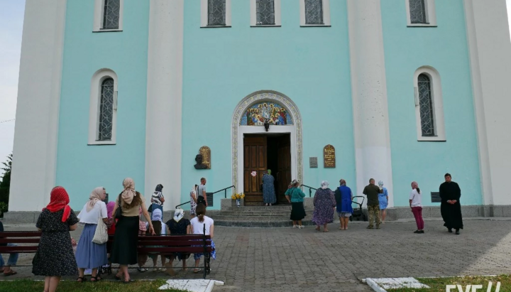Верующие УПЦ собрались возле кафедрального собора Владимир-Волинской епархии. Фото: Буг
