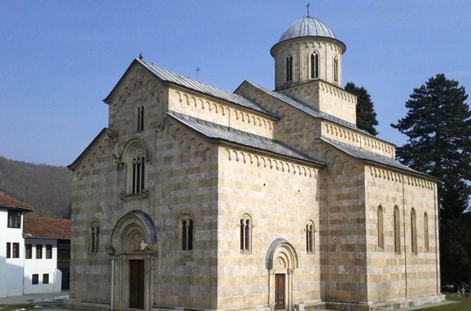 Суд Косово признал за сербским монастырём Високи Дечани право пользоваться землёй