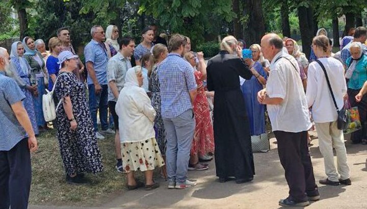 UOC believers came to support Metropolitan Arseniy of Sviatohirsk at the Dnipro Court of Appeal in Kryvyi Rih. Photo: Sviatohirsk Lavra