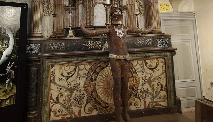 Демоническая статуя перед алтарем храма РКЦ во Франции. Фото: medias-presse.info