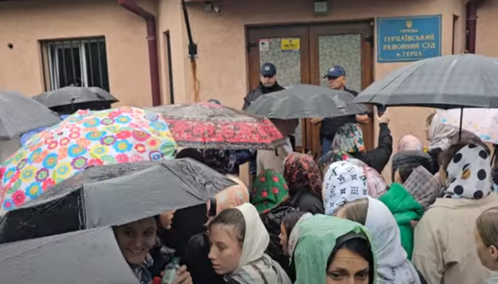 Believers of the UOC near the building of the Hertsaivsky Court. Photo: Screenshot from the YouTube channel of the Bancheny Monastery