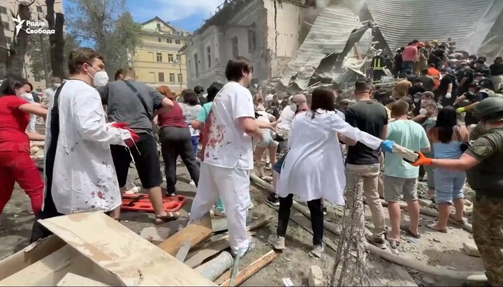 Больница «Охматдет» получила сильные разрушения в результате утренней ракетной атаки на Киев. Фото: Радио свобода