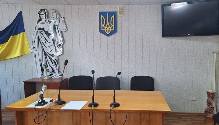 Зал заседаний суда в Славянске. Фото: Святогорская лавра