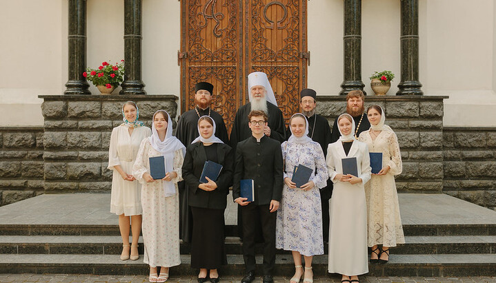 Митрополит Феодор с выпускниками. Фото: Каменец-Подольское иконописное училище