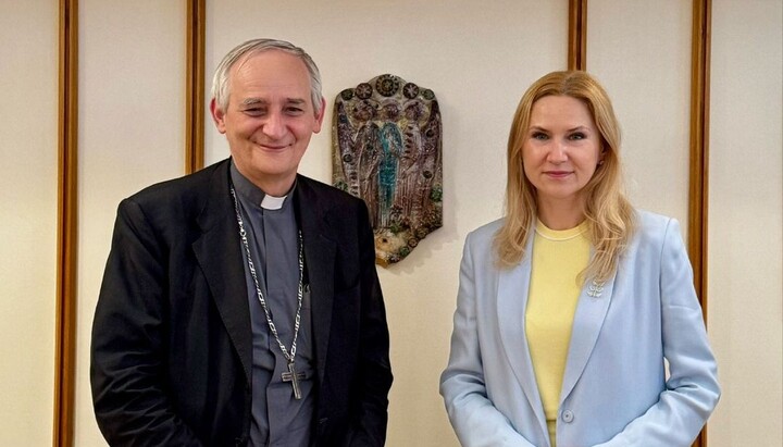 Cardinal Matteo Zuppi and Olena Kondratiuk. Photo: Facebook