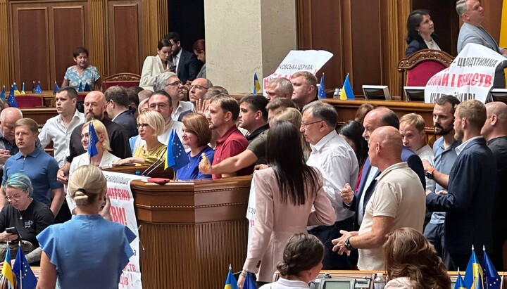 Blocking the podium in the Verkhovna Rada of Ukraine. July 23, 2024. Photo: Shevchenko's Telegram channel