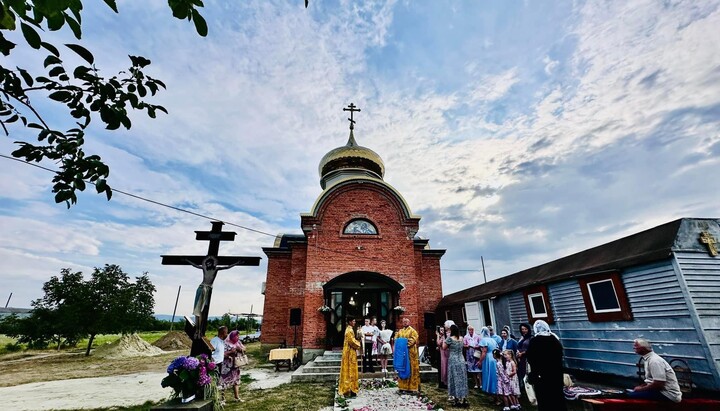 Освящение престола в Ильинском храме УПЦ с. Павшино. Фото: Мукачевская епархия