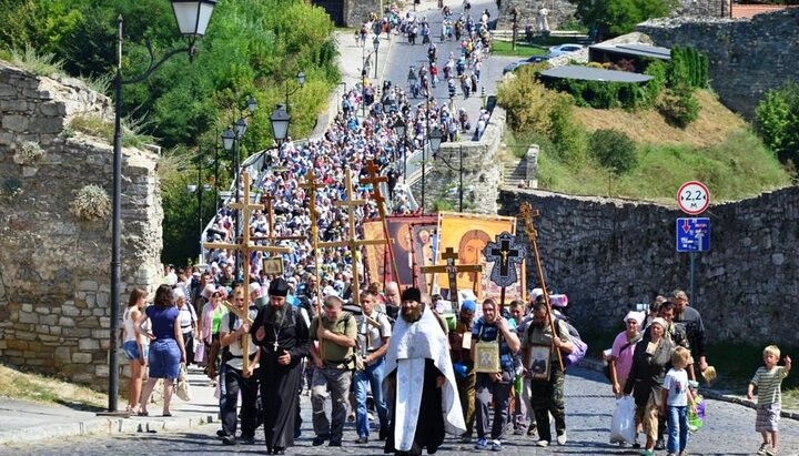 Procession with the cross in Pochaiv. Photo: UOJ