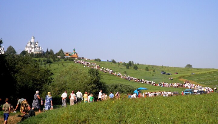 Сотні вірян прийшли на Аннину гору на святкове богослужіння