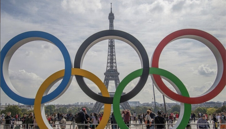 Olympic rings with the Eiffel Tower in the background in Paris. Photo: tysol.pl