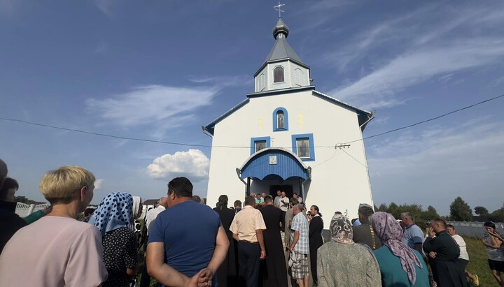 Возле храма УПЦ в селе Жовкини Варасского района Ровенской области. Фото: Просвіта.Володимиреччина.Район