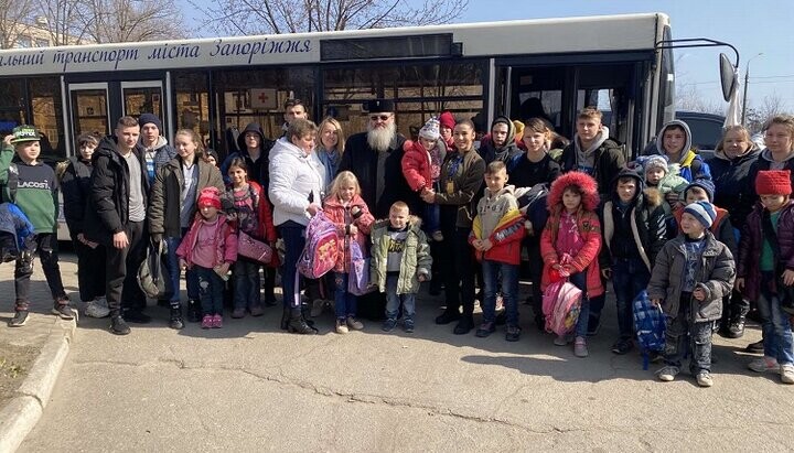 Митрополит Запорізький і Мелітопольський Лука із духовенством супроводжували чергову групу біженців. Фото: hramzp.ua