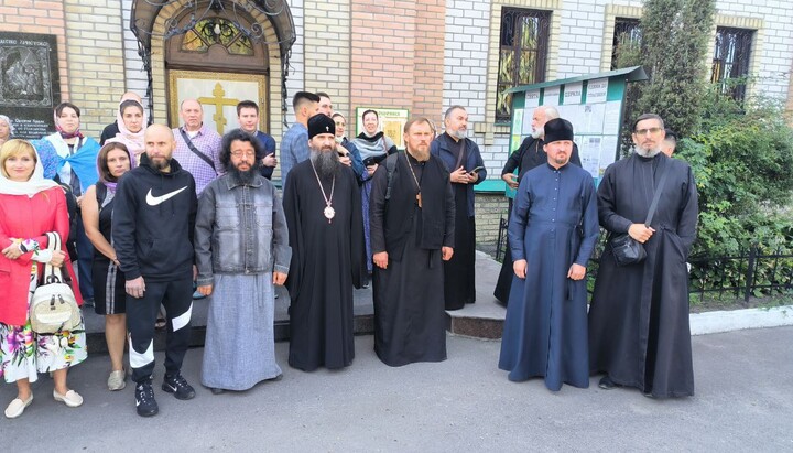 Metropolitan Nikolai, clergy and believers of the Kremenchuk Eparchy of the UOC near the Holy Trinity Church. Photo: kremen-eparh.org