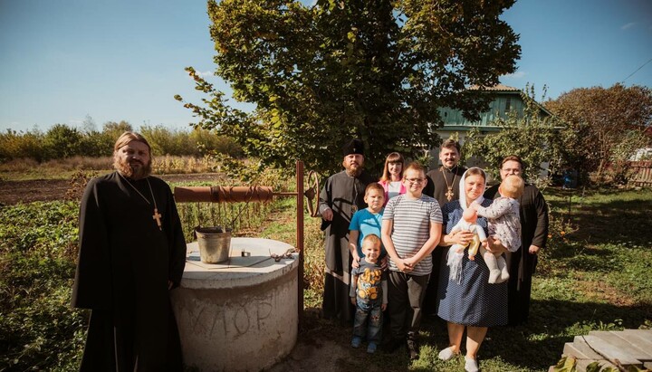 Владика Віктор із родиною священника Олега Царука. Фото: Хмельницька єпархія