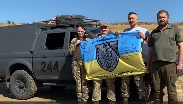 ЕЕвакуаційний автомобіль передали для потреб військових медиків 112 бригади 244 батальйону ЗСУ. Фото: скриншот відео Хмельницької єпархії