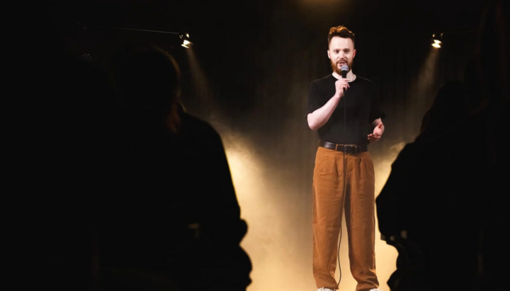 After social media reactions to Anton Stenyuk's video performance, the comedian apologized and deleted the segment with the 