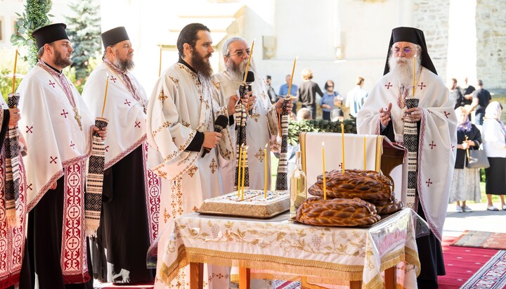 Επιμνημόσυνη δέηση για τους πεσόντες Ουκρανούς στρατιώτες τελέστηκε στο ρουμανικό μοναστήρι Putna. Φωτογραφία: Επισκοπή Τσερνιβτσί και Μπουκοβίνα