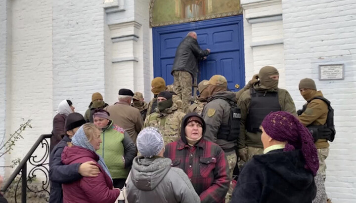 У Чечеліївці люди в балаклавах захоплюють Покровський храм УПЦ. Фото: СПЖ