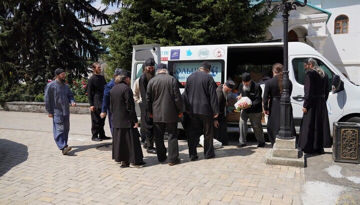 Вантаж із Дніпропетровської єпархії УПЦ прибув до Святогірської лаври. Фото: svlavra.church.ua