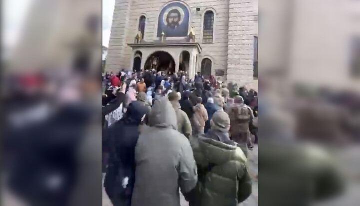 Unknown individuals in camouflage seize Cherkasy cathedral on the second try