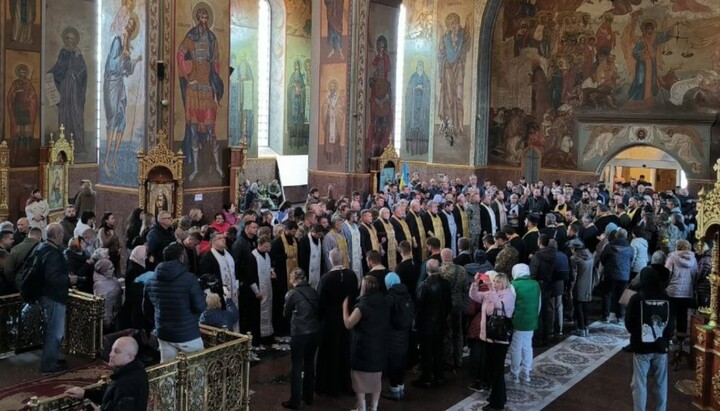 ПЦУ в захваченном кафедральном соборе УПЦ в Черкассах. Фото: Радио свобода