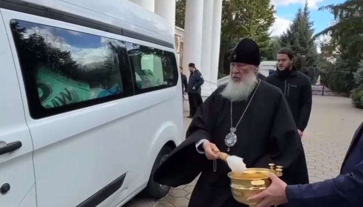 Митрополит Одесский Агафангел благословляет поездку на Донбас. Фото: Скриншот видео Одесской епархии