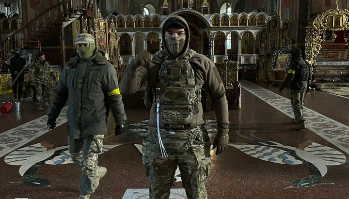 Radicals seize the UOC cathedral in Cherkasy. Photo: Facebook/Kukharchuk