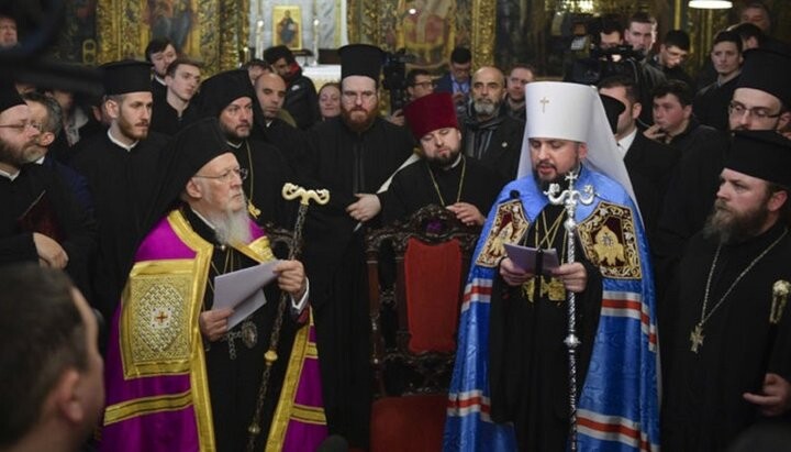 Patriarch Bartholomew hands over the Tomos to Epifaniy Dumenko. Photo: OCU