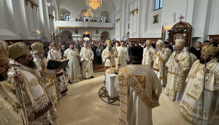 სერბეთის პატრიარქი პორფირი აკურთხებს ტაძარს ქალაქ დეილაში. ფოტო: spc.rs