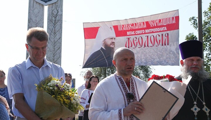 Анатолий Бондаренко встречает владыку Феодосия после возведения в сан митрополита. 21.08.21г. Фото: cherkasy.church.ua