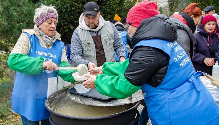 Возле захваченного Михайловского кафедрального собора УПЦ в пятницу ПЦУ кормит людей мясным кулешом. Фото: t.me/kozakTv1