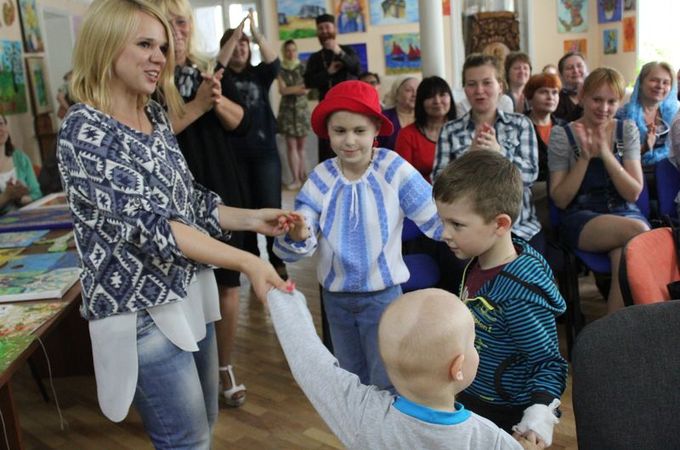 Exhibition-auction of pictures by children with cancer takes place in UOC church