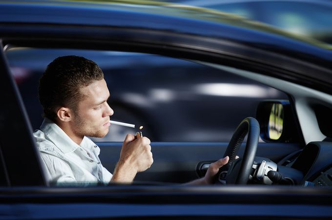 У Росії заборонять палити, якщо в автомобілі перевозять дітей