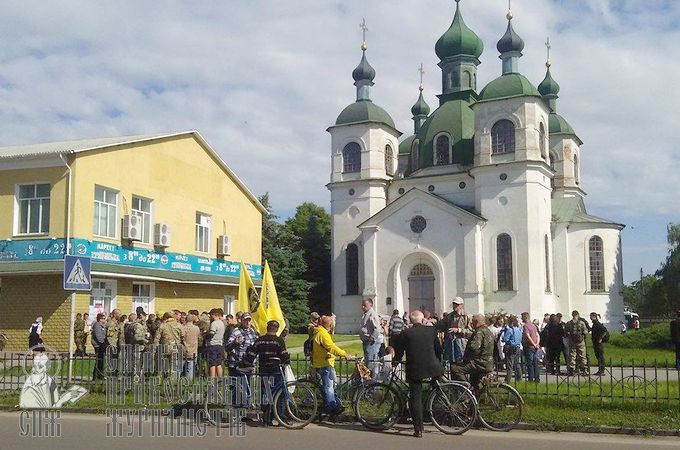 В Козельце «филаретовцы» с добробатами срывают Крестный ход УПЦ