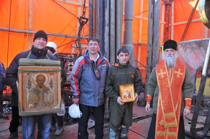 Образ Миколи Чудотворця встановили на буровій вишці в самій північній єпархії Росії