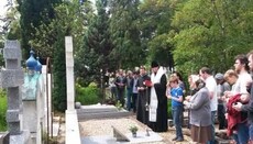 Orthodox youth maintains graves at the Russian cemetery near Paris