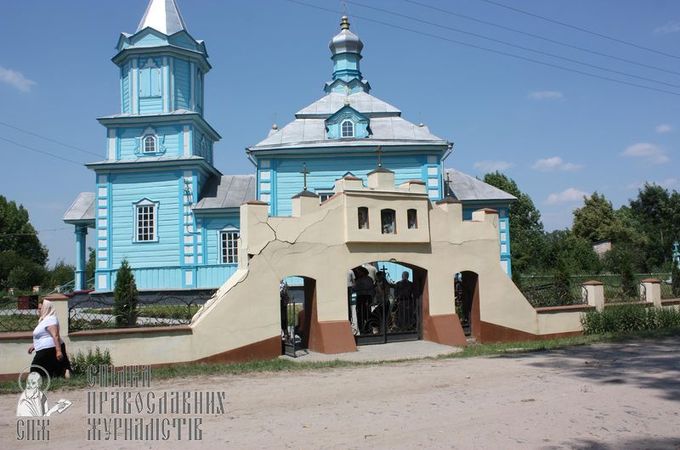 Захоплення храму в Дулібах: «філаретівці» лупцювали і молодих, і старих (ВІДЕО)