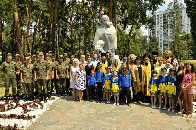 UOC prayed for soldiers' widows near the monument to Mother-Widow