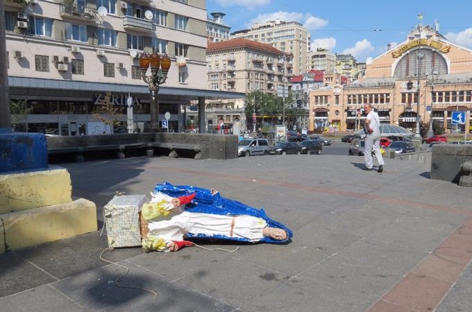 Статуя Богородицы не устояла на постаменте памятника Ленину в Киеве