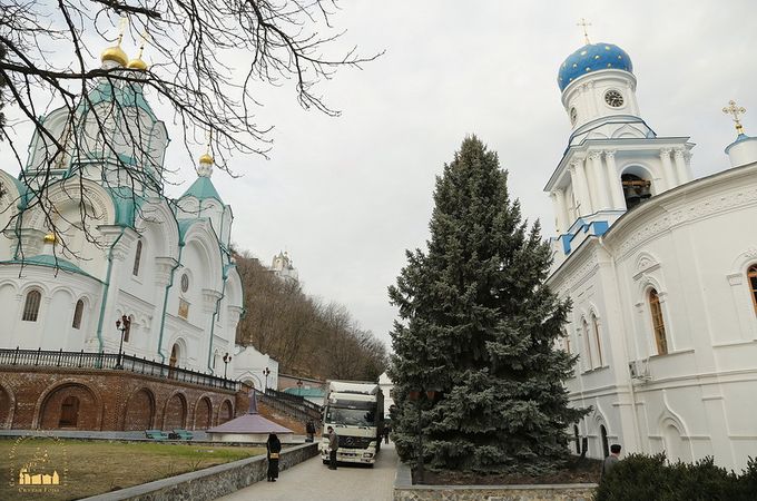 Віруючі Волині відправили в Святогорську Лавру гуманітарну допомогу