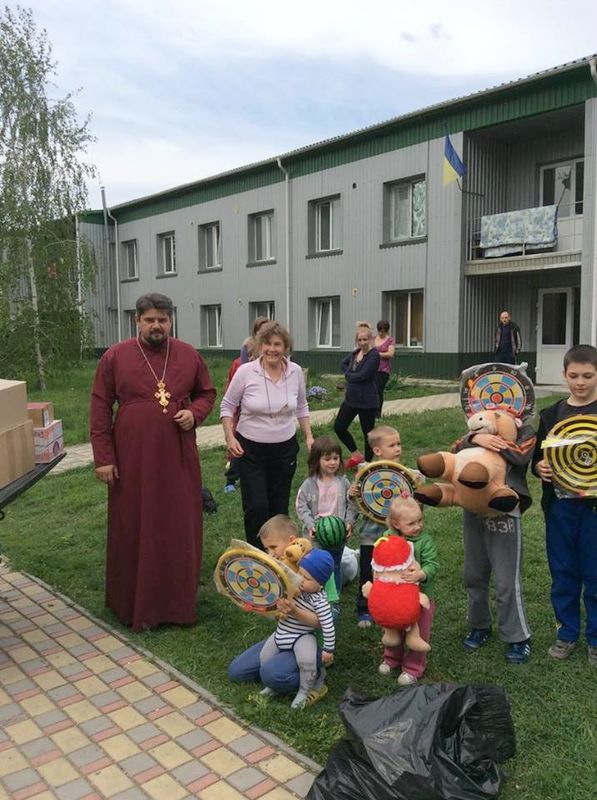 Верующие Одессы, Борисполя и Запорожья передали переселенцам с Донбасса помощь и пасхальные подарки фото 2