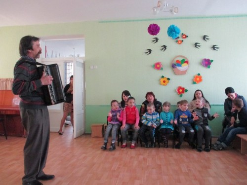 On Bright Week Orthodox youth gifted orphans with 6 thousand Easter cakes фото 1