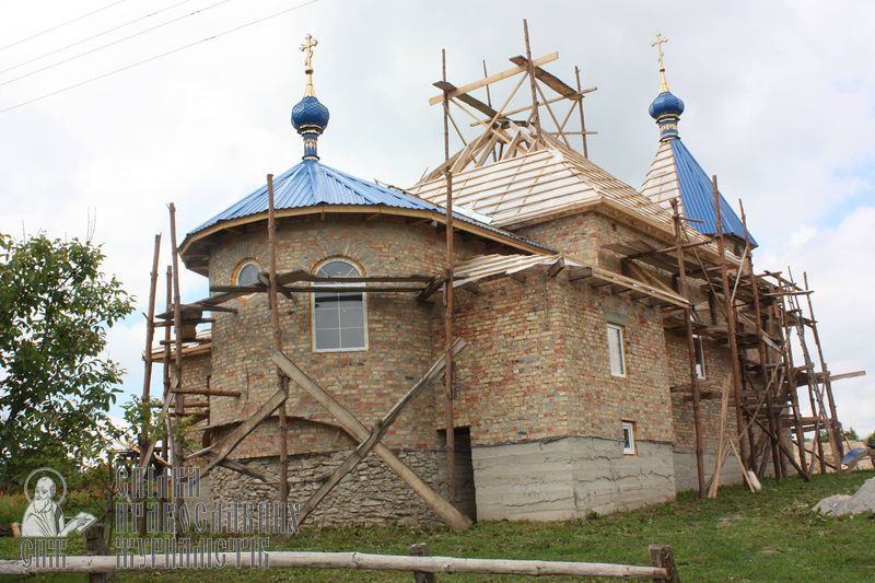 В селе, где отобрали церковь, верующие УПЦ за год построили огромный храм фото 1