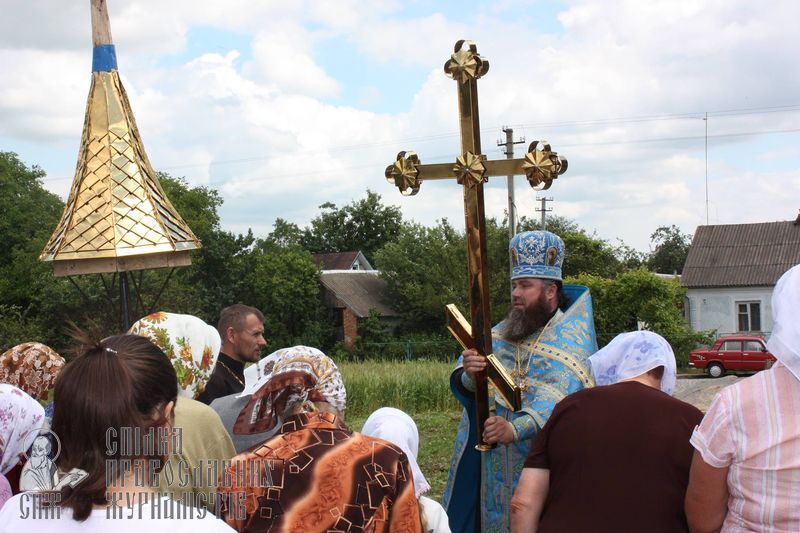 В селе, где отобрали церковь, верующие УПЦ за год построили огромный храм фото 8