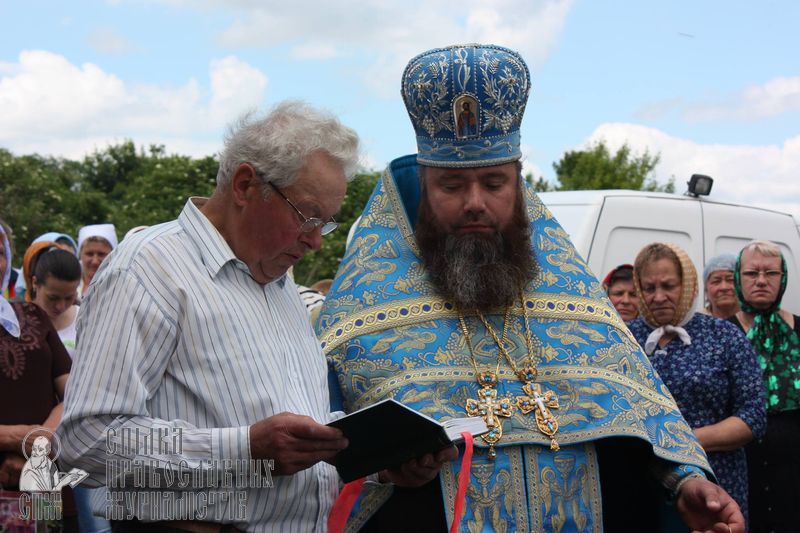 У селі, де відібрали церкву, віряни УПЦ майже за рік збудували величезний храм фото 3