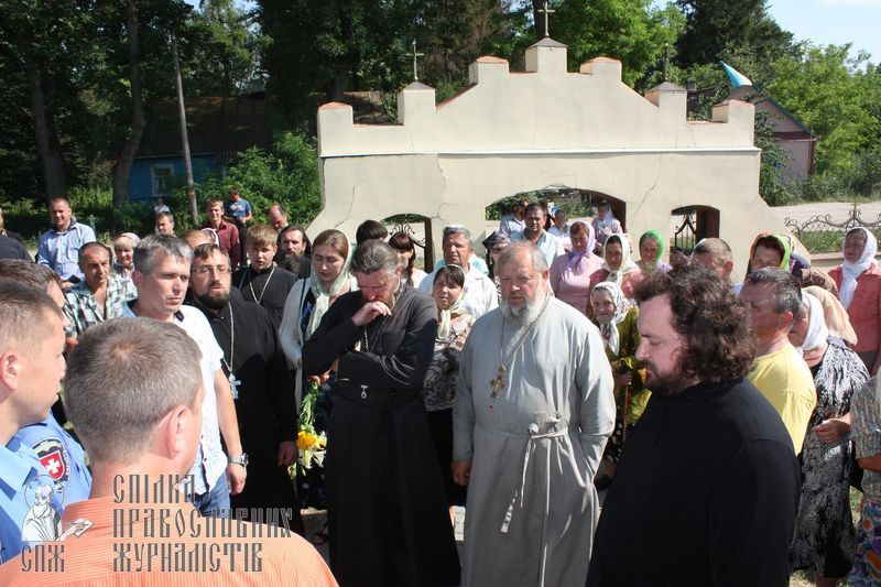 Захват храма в Дулибах: «филаретовцы» били и молодых, и старых фото 2