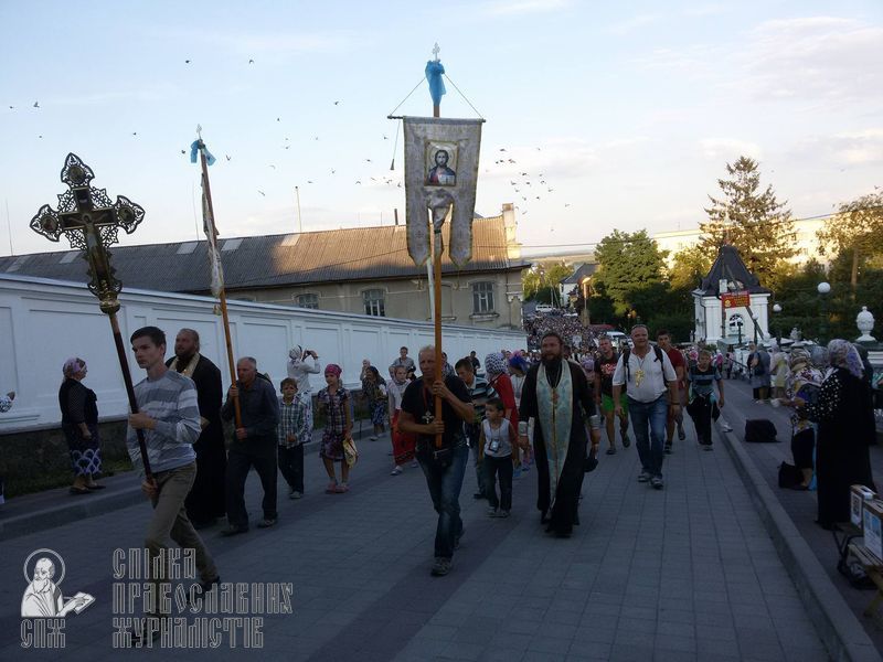 І п’ятимісячні, і 80-річні: тисячі хрестоходців прийшли до Почаїва фото 1