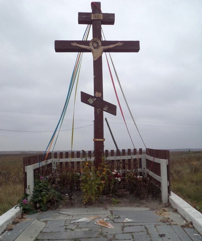 На трассе Киев-Чоп вандалы разломали распятие на поклонном кресте фото 1