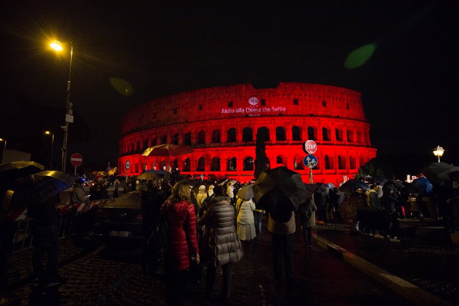 Римский Колизей подсветили в цвет крови в память о христианских мучениках фото 1