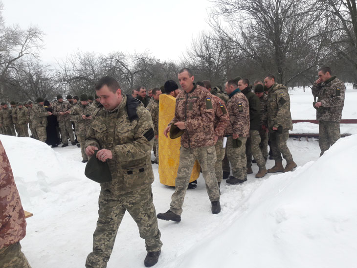 Священники УПЦ совершили молебен для военных перед их отправкой на Донбасс фото 1